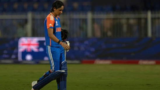 Fans left baffled by Harmanpreet Kaur's bizarre final over act in IND vs AUS match, call for 'serious questioning'