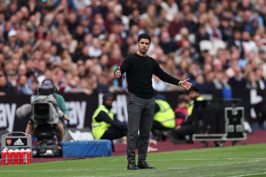 Arteta praises England for having one of the best coaches in the world at the helm