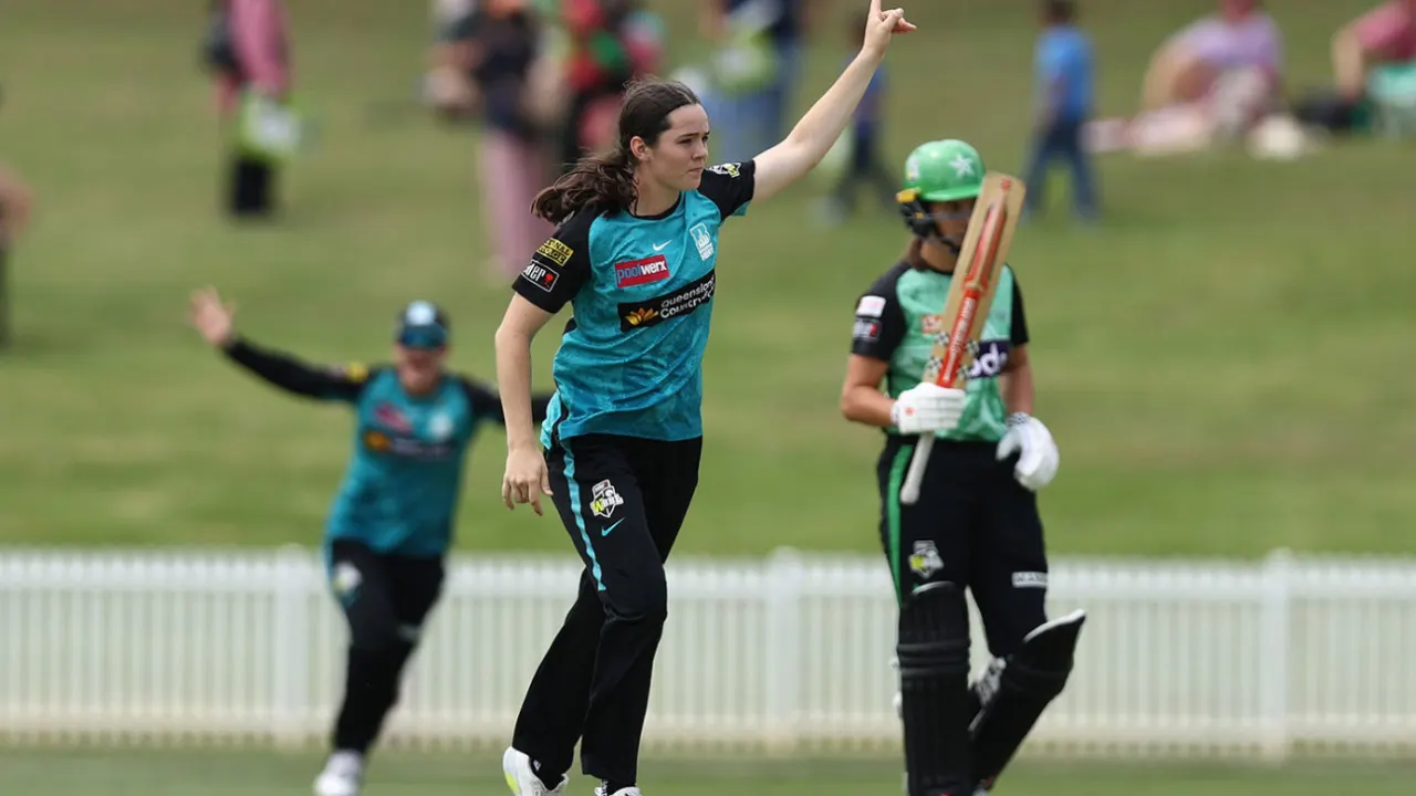 Hamilton smashes WBBL records with incredible 5 for 8 in Brisbane Heat triumph