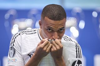 'Real Madrid Legend Analyzes Kylian Mbappe's Lacking Confidence and Shyness on the Field'