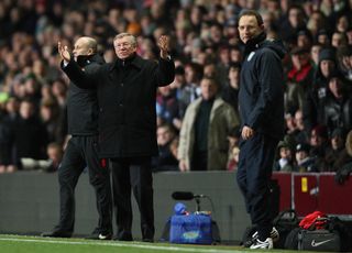 Martin O'Neill reflects on critical moment in 2010 League Cup final: 'The referee succumbed to pressure from Alex Ferguson'